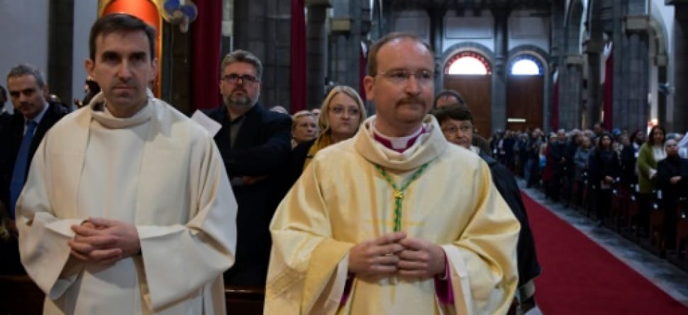 Centenas de fiéis celebram primeira ordenação de um bispo católico na Tunísia em 60 anos