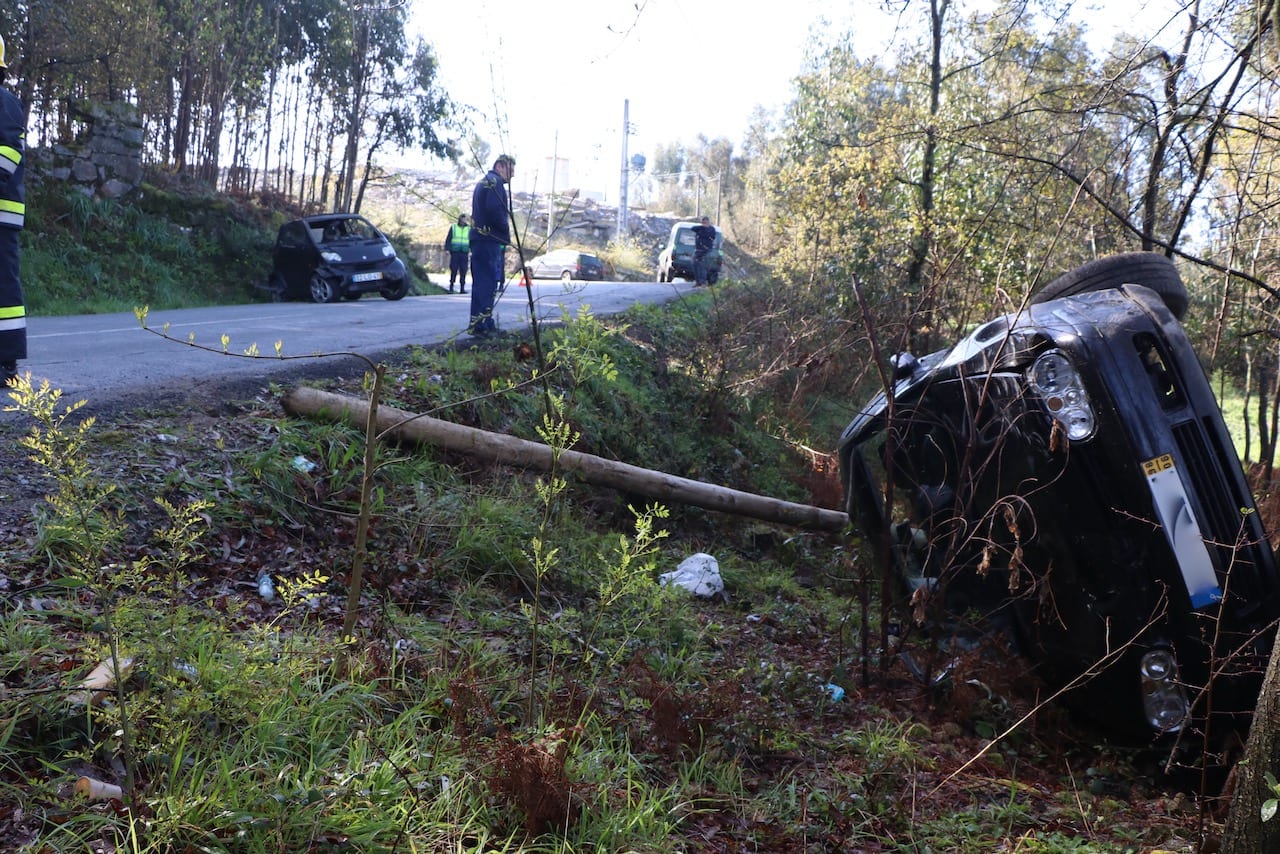 ▶️ Desvia-se de acidente e capota na via que liga Joane a Escudeiros