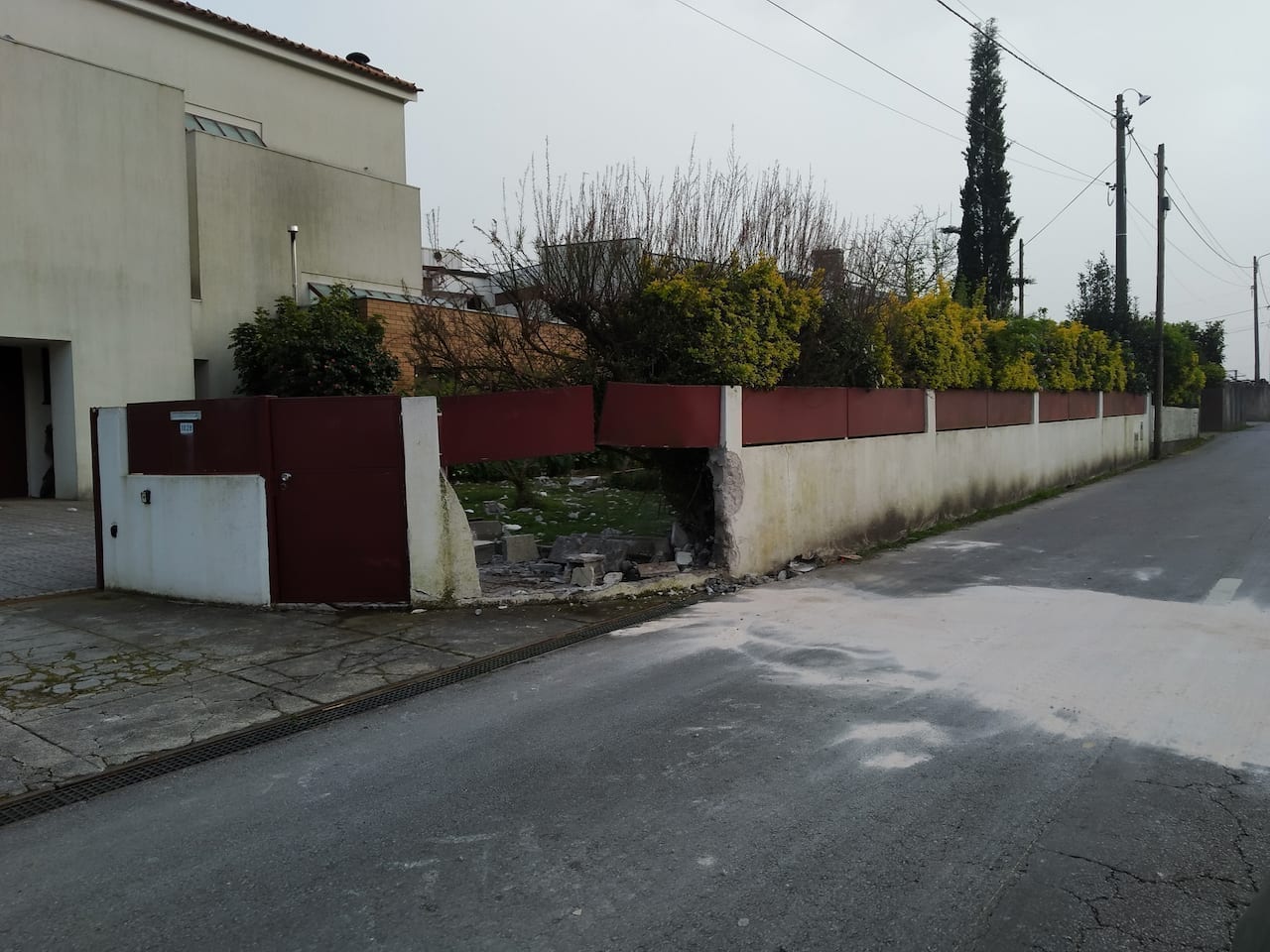 Ferido grave em despiste contra um muro em Viana