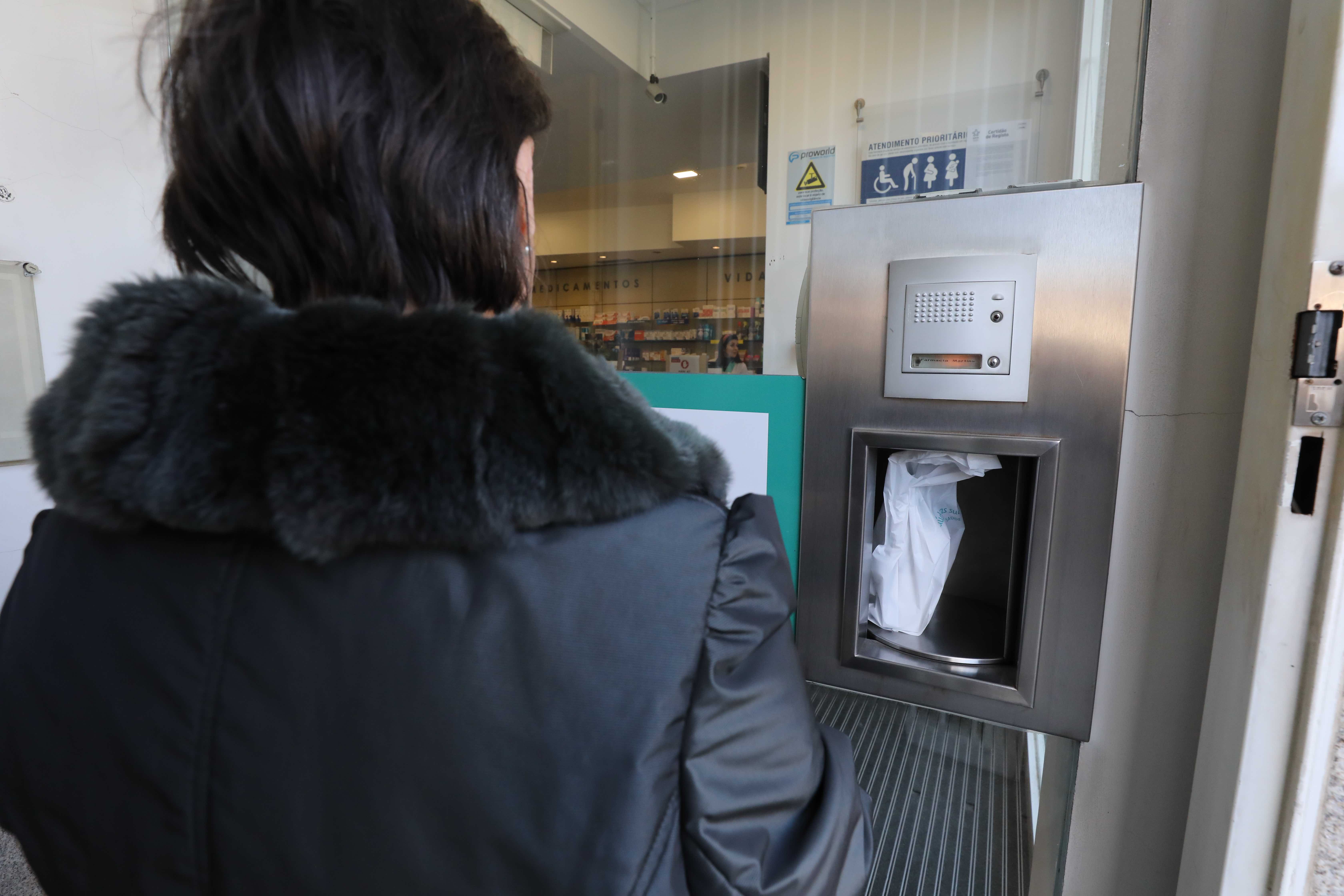 Farmácias implementam planos para impedir propagação de vírus