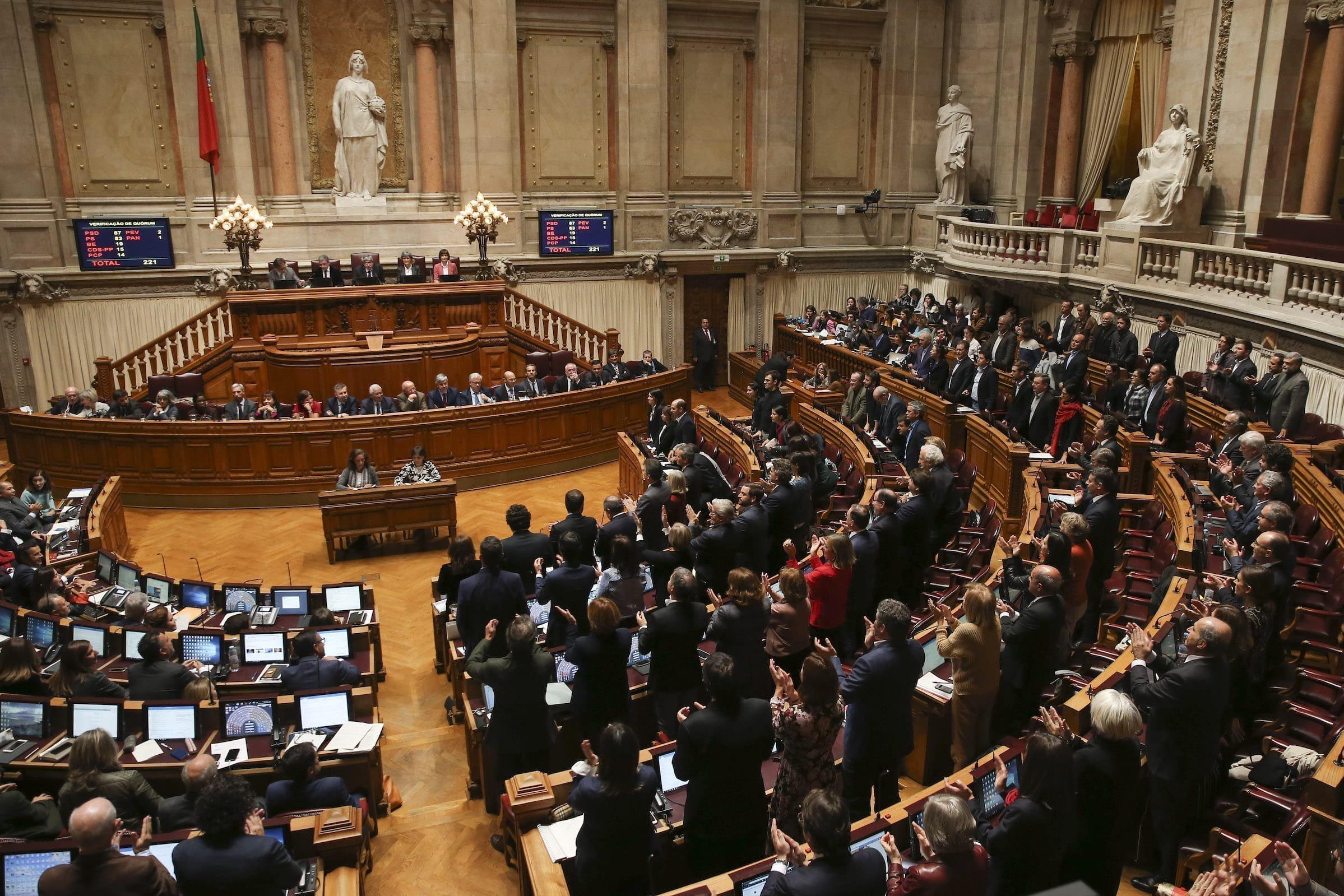 Partidos votam contra ensino gratuito do português no estrangeiro