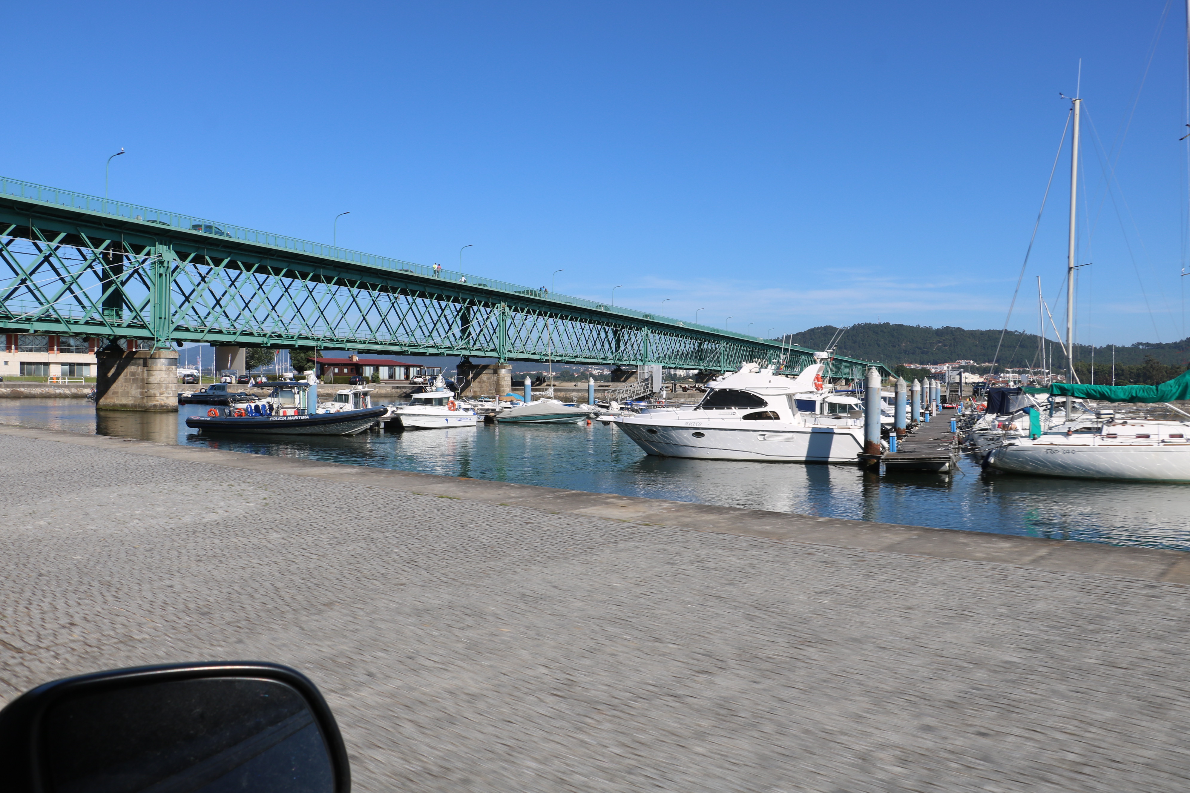 Resgatados da Ponte Eiffel em Viana do Castelo durante escalada