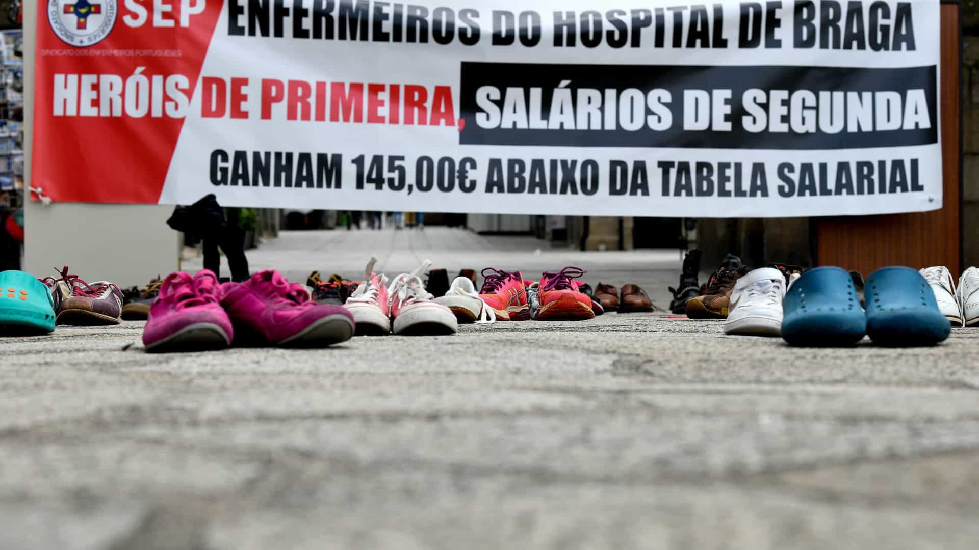 Três enfermeiros e 100 pares de sapatos "manifestam-se" pela profissão