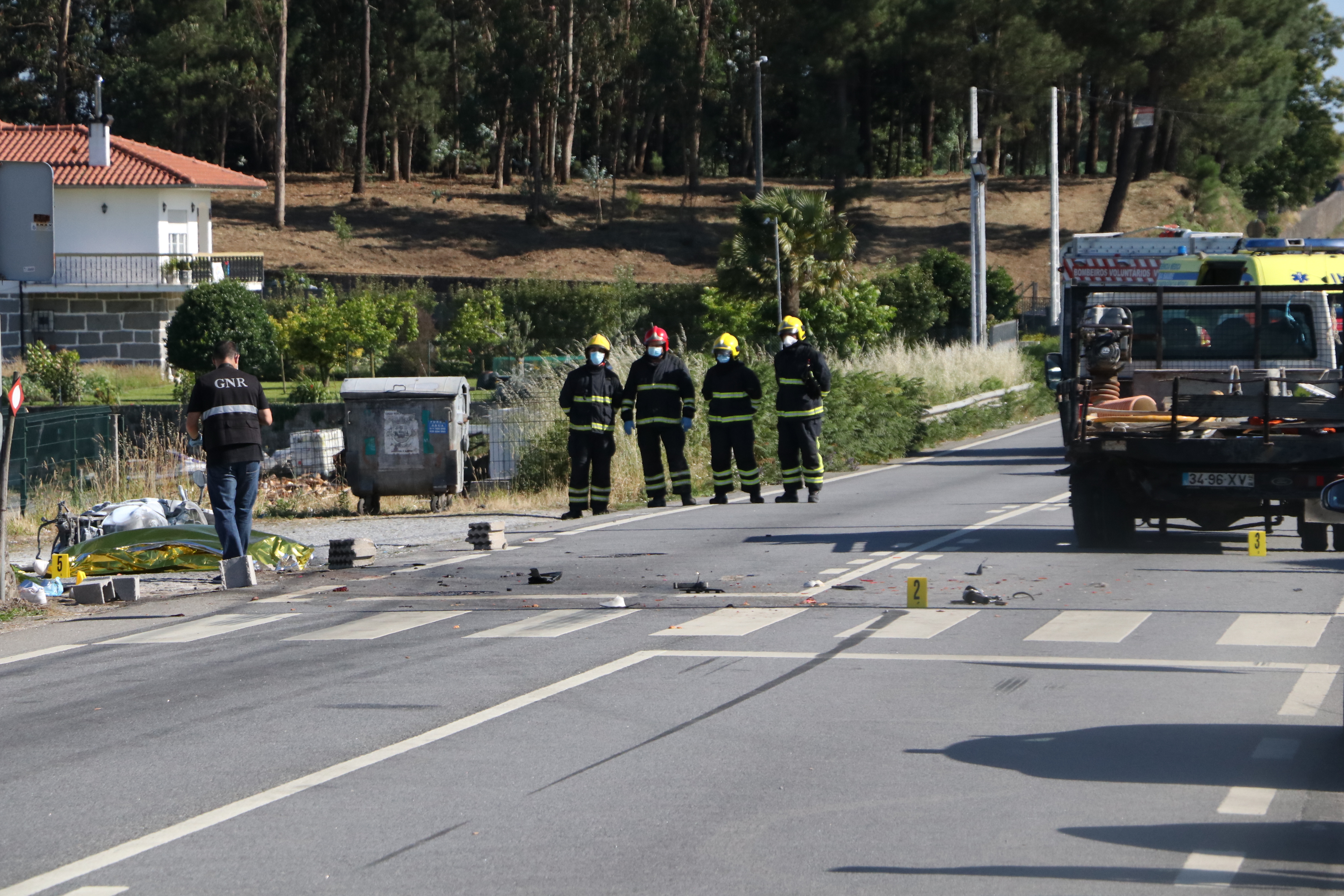 ▶️ Mota incendeia-se após colisão com carrinha e provoca dois mortos em Barcelos