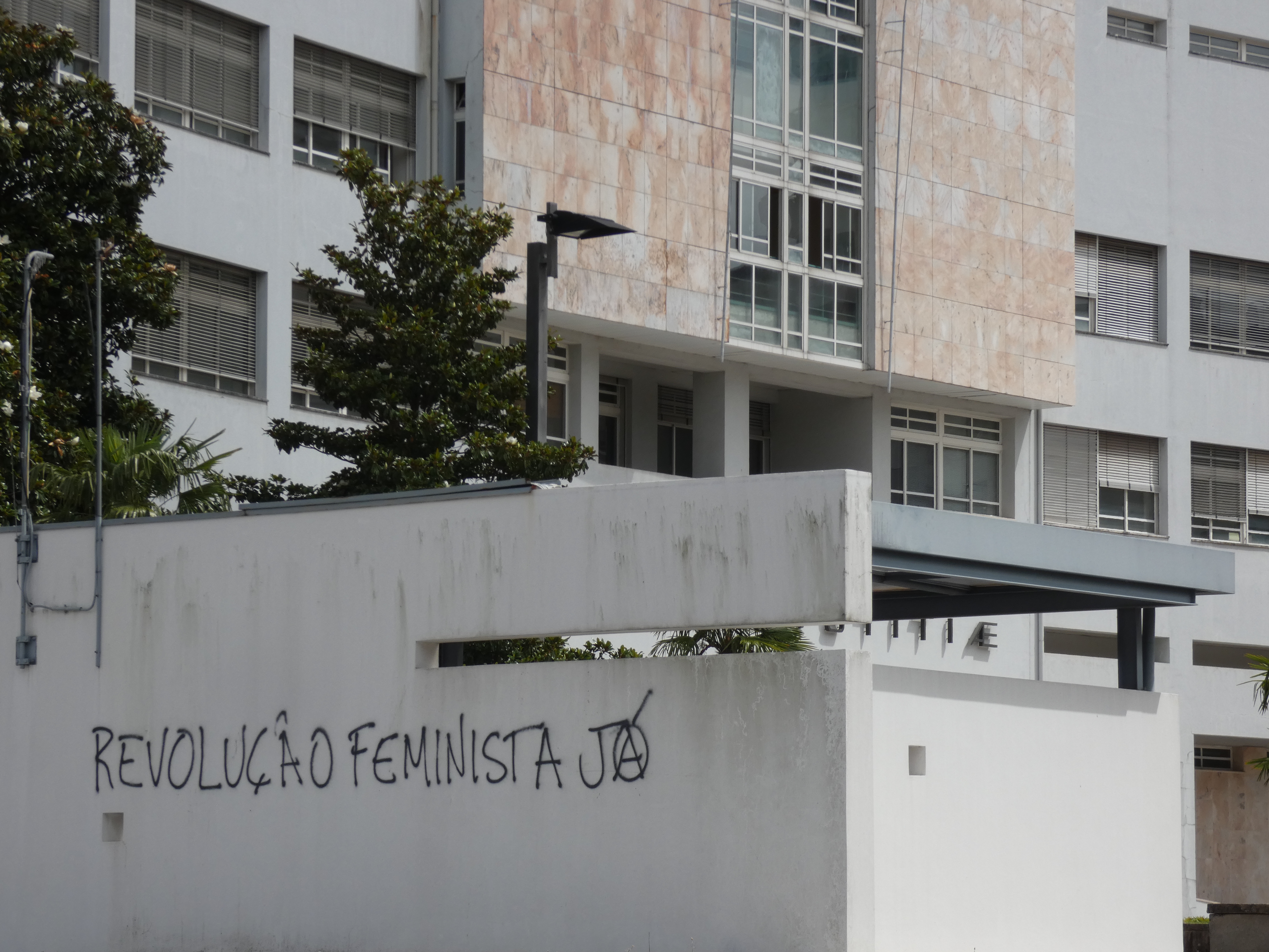 Frases como "Revolução feminista já" e "Fim da imunidade machista" pichadas no Tribunal de Braga