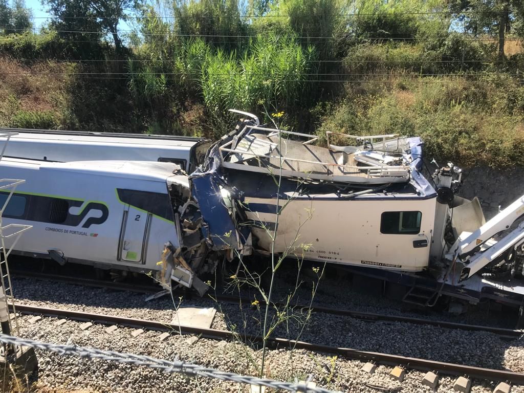 Dois mortos, nove feridos graves e 30 ligeiros em descarrilamento de Alfa que seguia para Braga