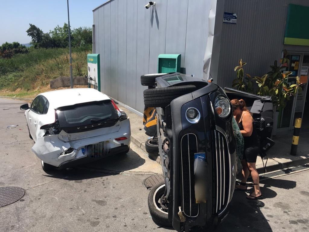 Acidente atira carro para dentro da "BP" na Circular de Braga