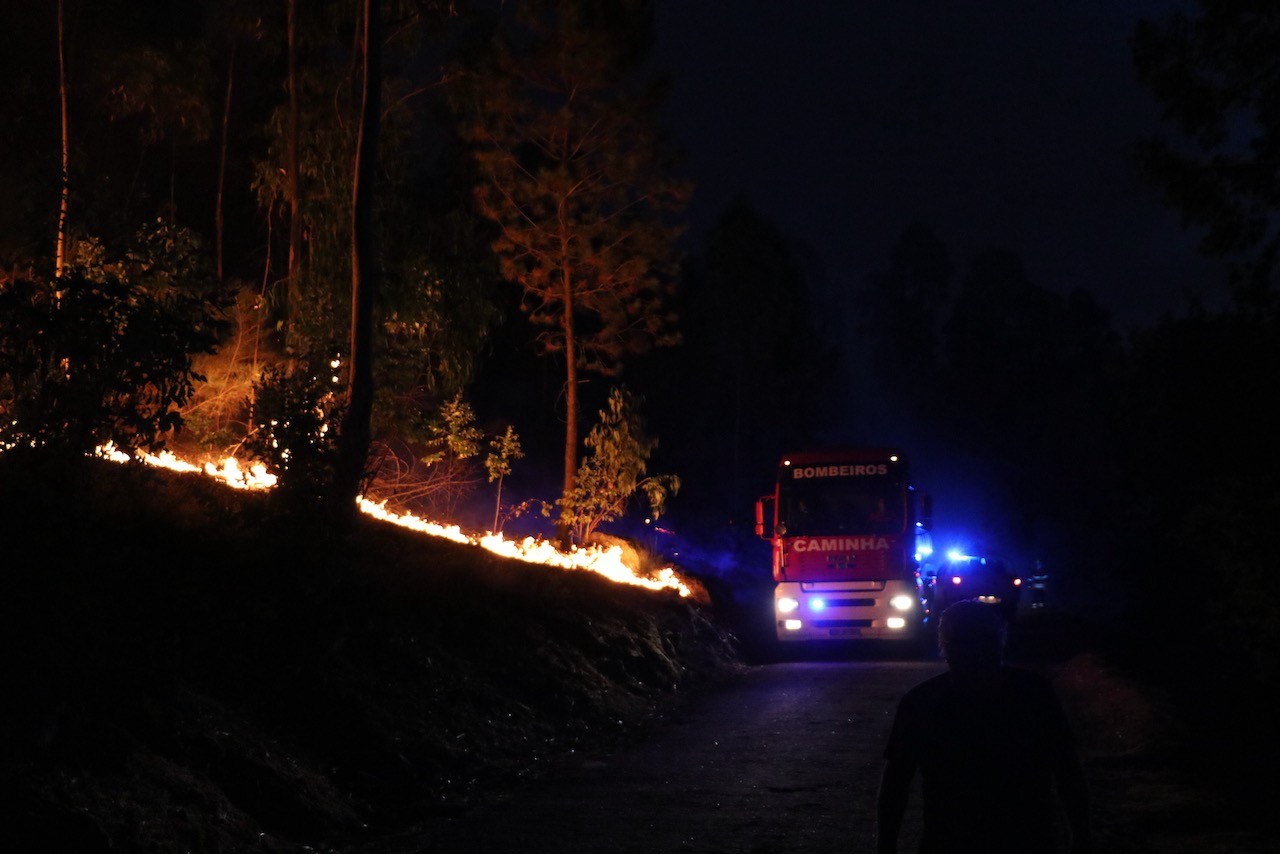Bombeiros combatem incêndios em Monção e na área protegida do Corno do Bico