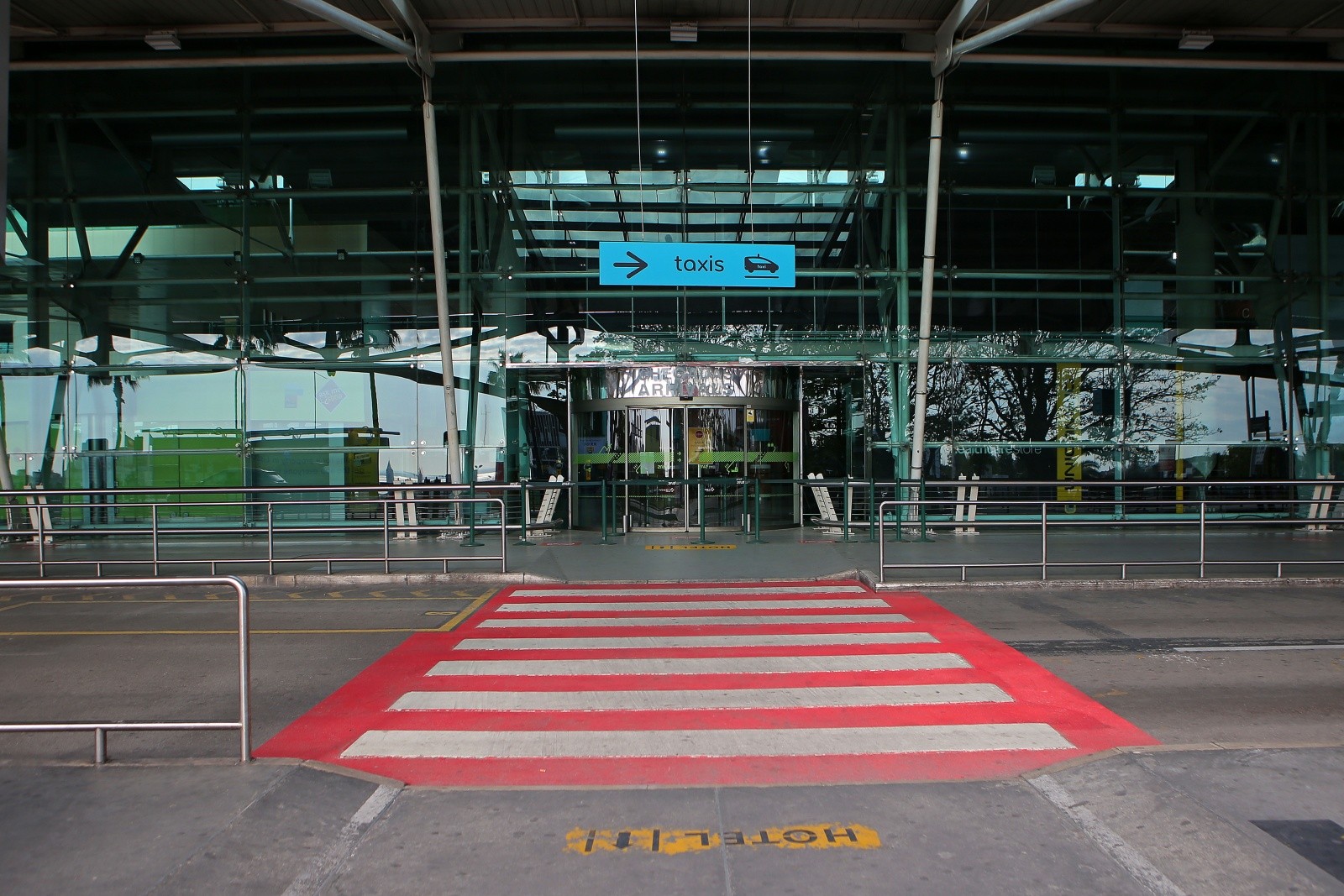 Governo suspende voos de e para o Brasil a partir de sexta-feira