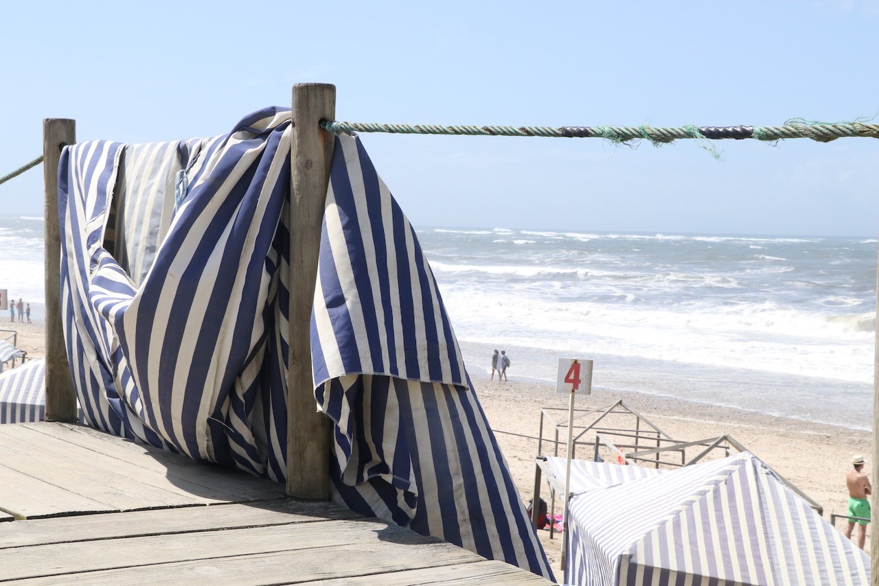 Mar "violento" arranca barracas na praia Suave Mar