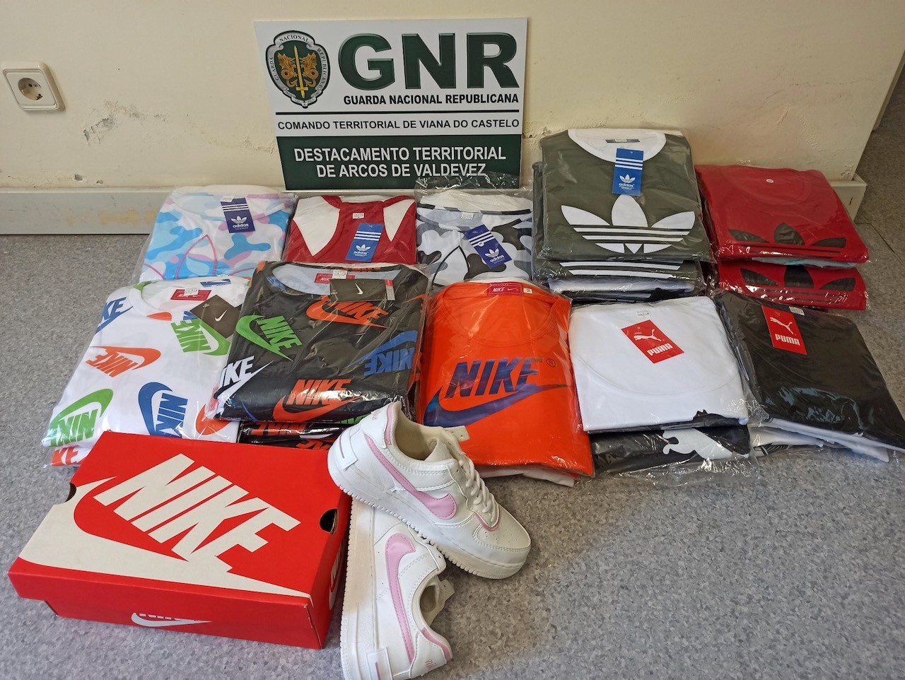 GNR apreende 40 peças de roupa contrafeitas