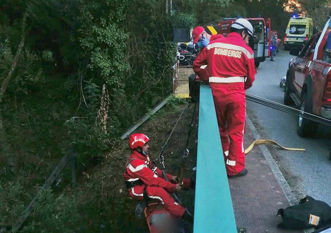 Homem morre após despiste de mota que o atirou de uma ponte abaixo na EN101