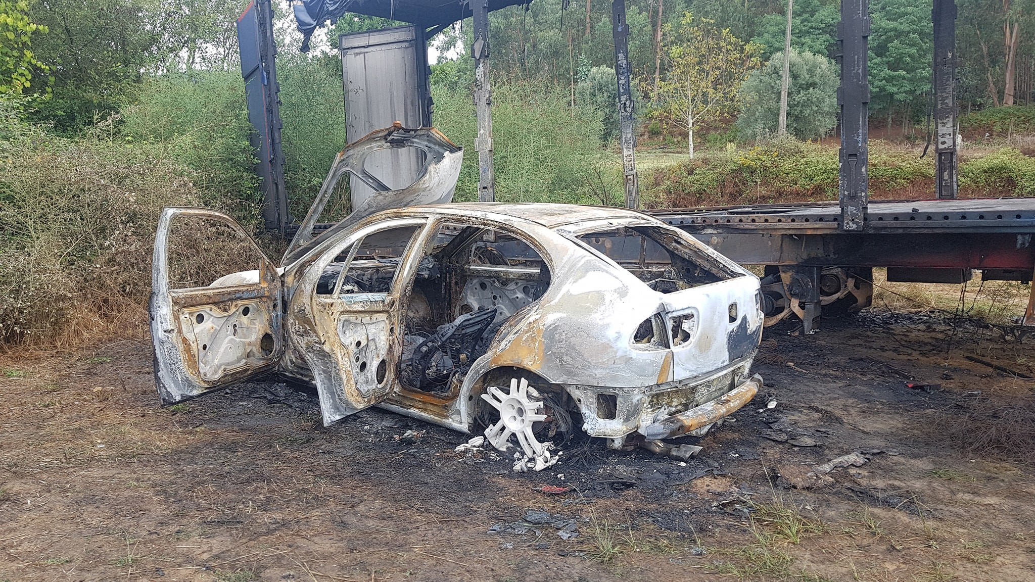 Mais um carro roubado e que acabou incendiado