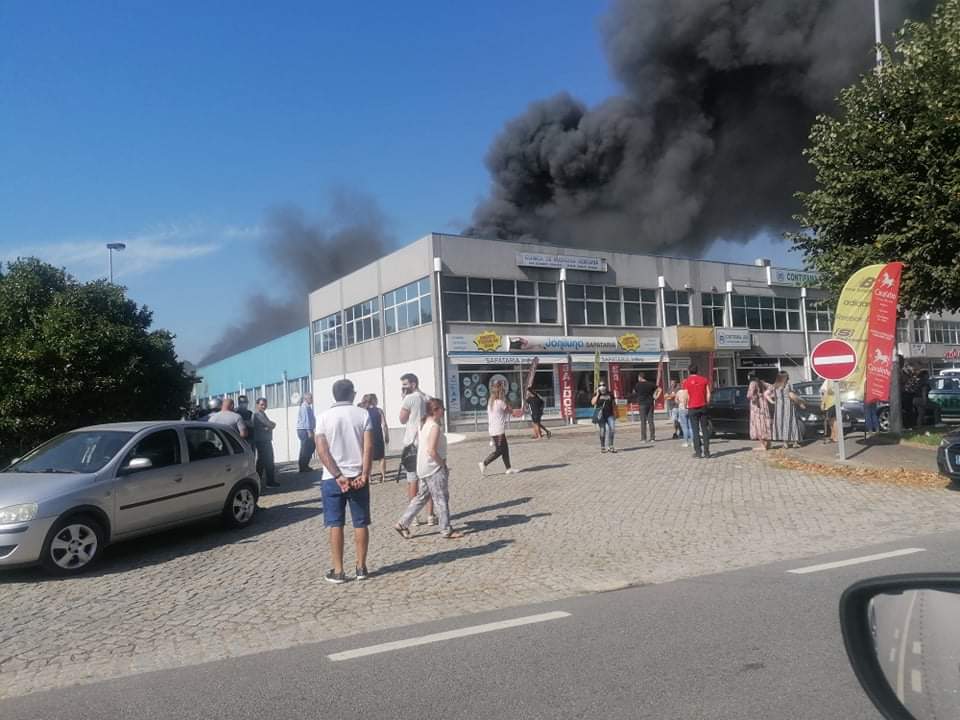 Incêndio atinge pavilhões em Balasar