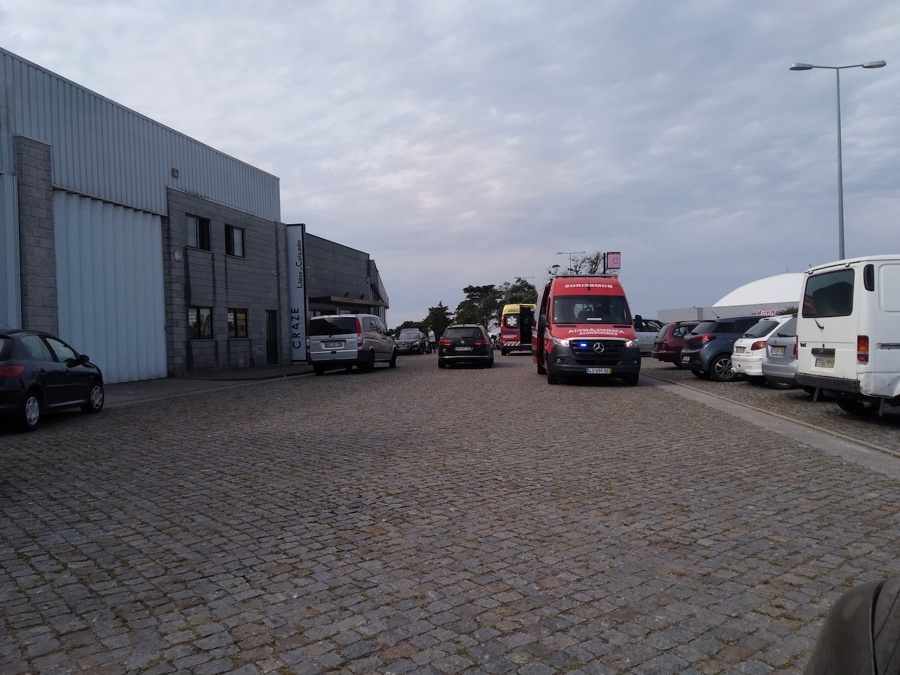 Dois feridos em colisão na Zona Comercial de Bouro