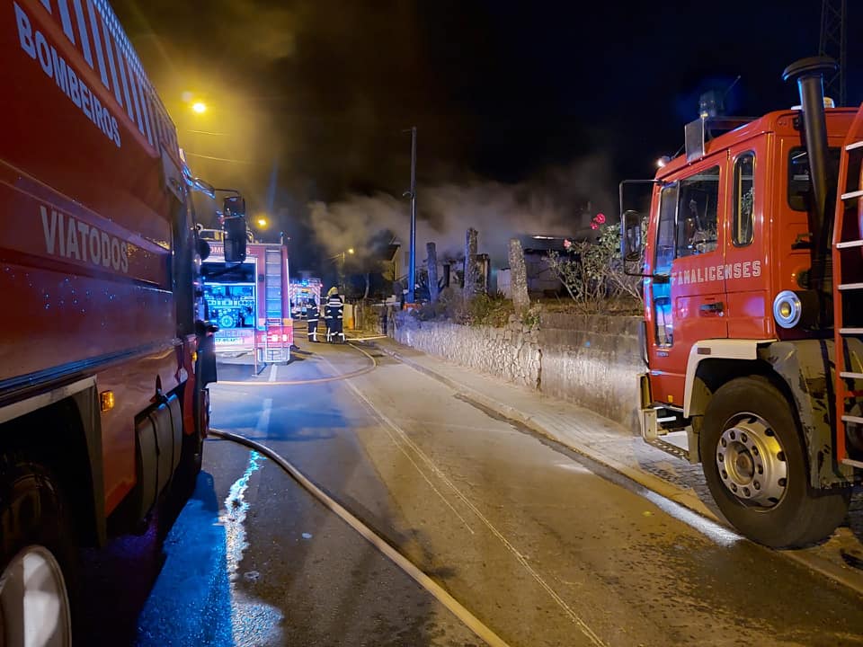 Mulher realojada após incêndio em casa na freguesia de Nine