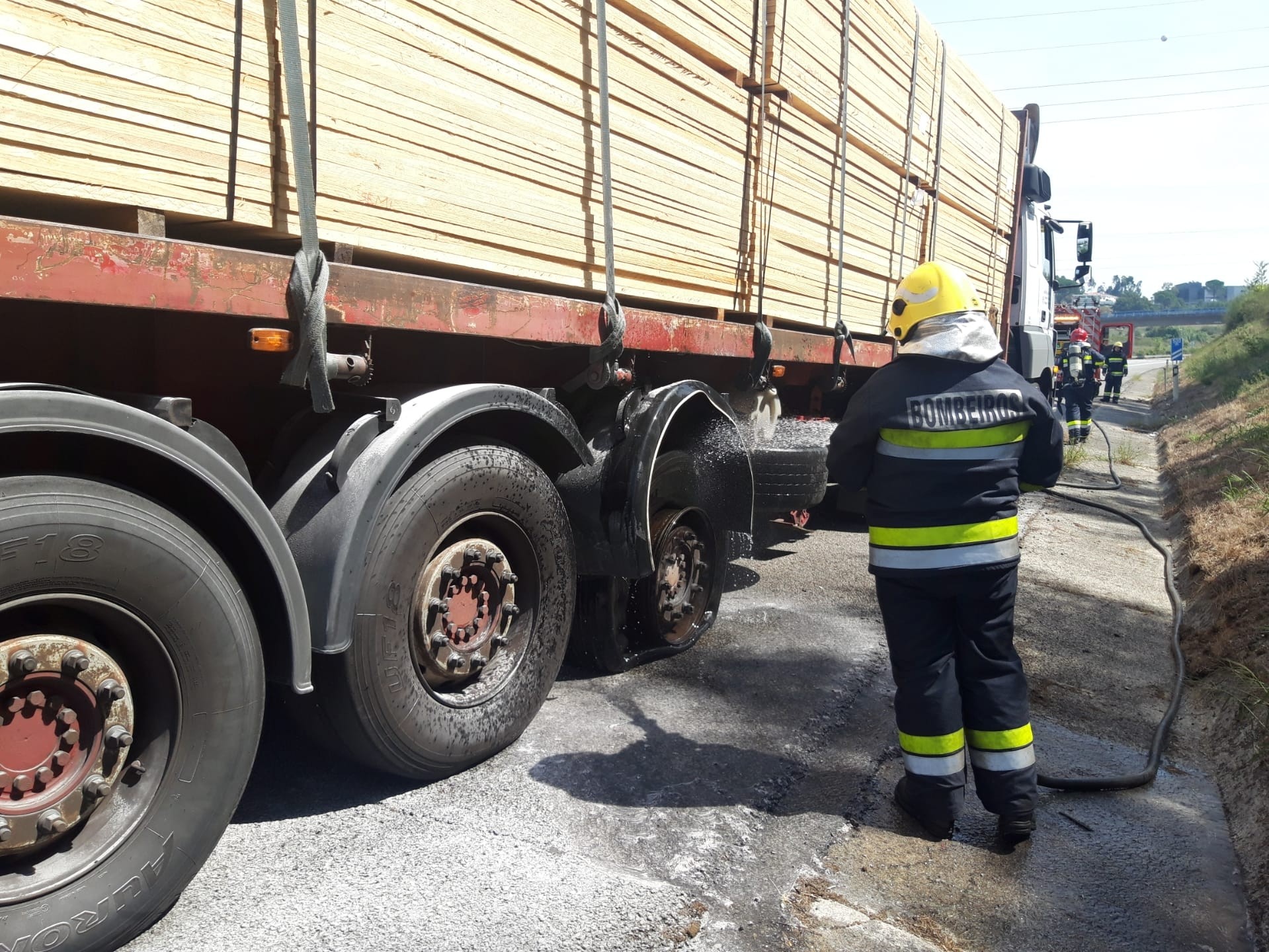 GNR e BV Braga dominam incêndio em camião na A11