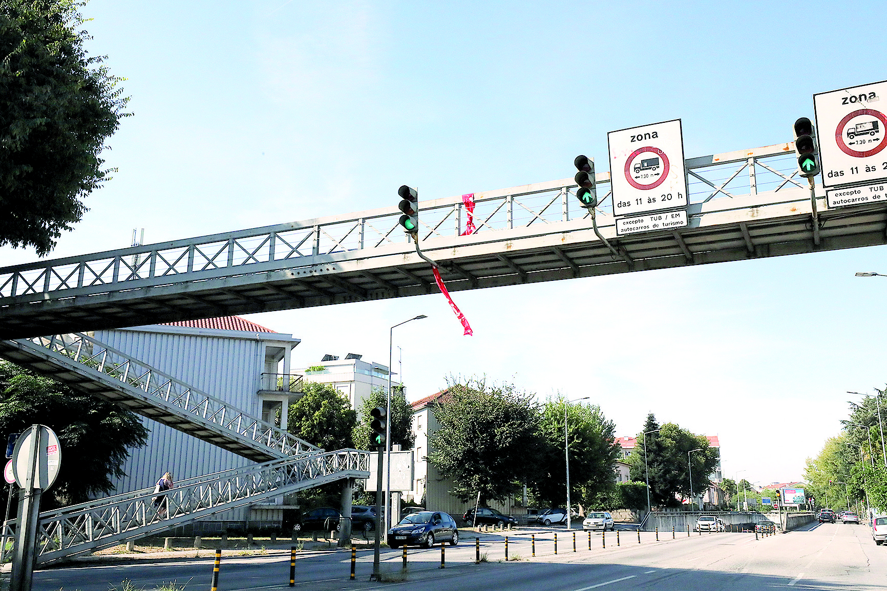 Uma ponte engravatada!
