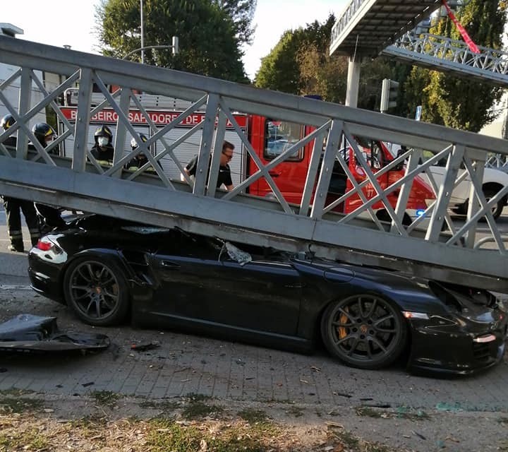Porsche travado por passagem aérea de peões em Braga