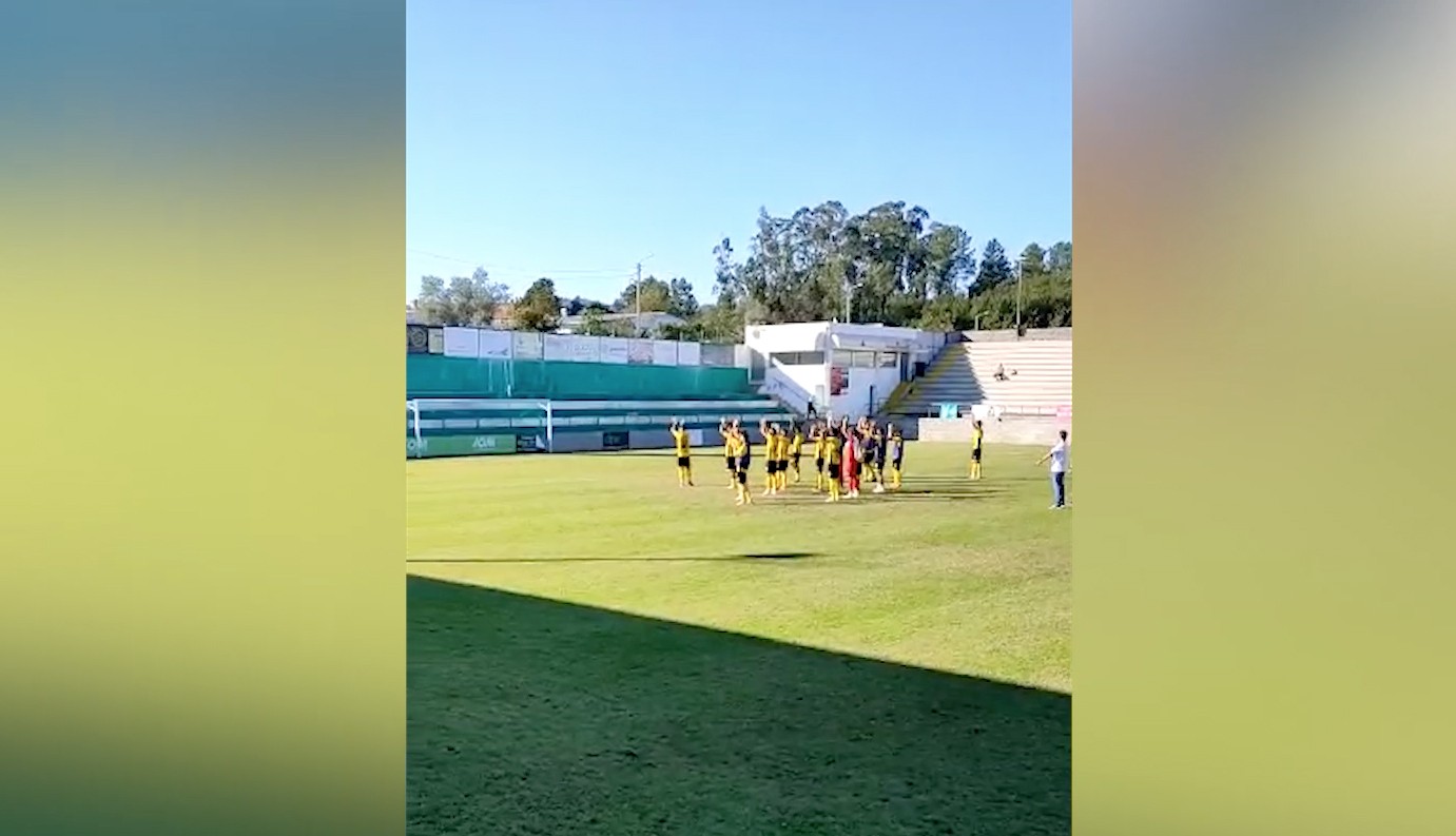 Jogadores da AD Fafe agradecem aos adeptos no final do jogo com o Taipas