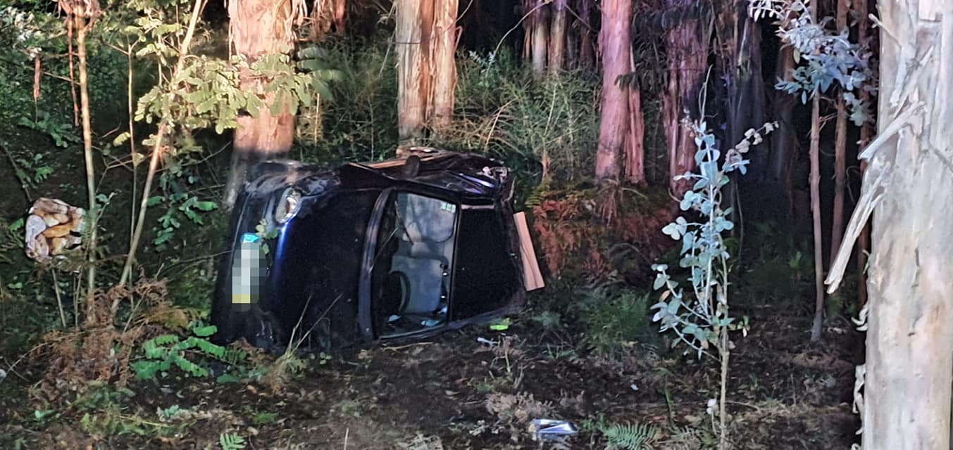 Carro cai em ribanceira e faz um ferido