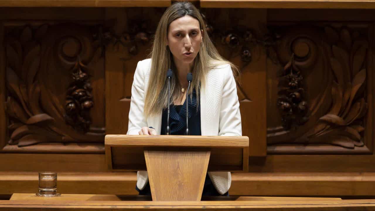 Deputada não inscrita Cristina Rodrigues abstém-se e garante viabilização na generalidade da proposta de OE
