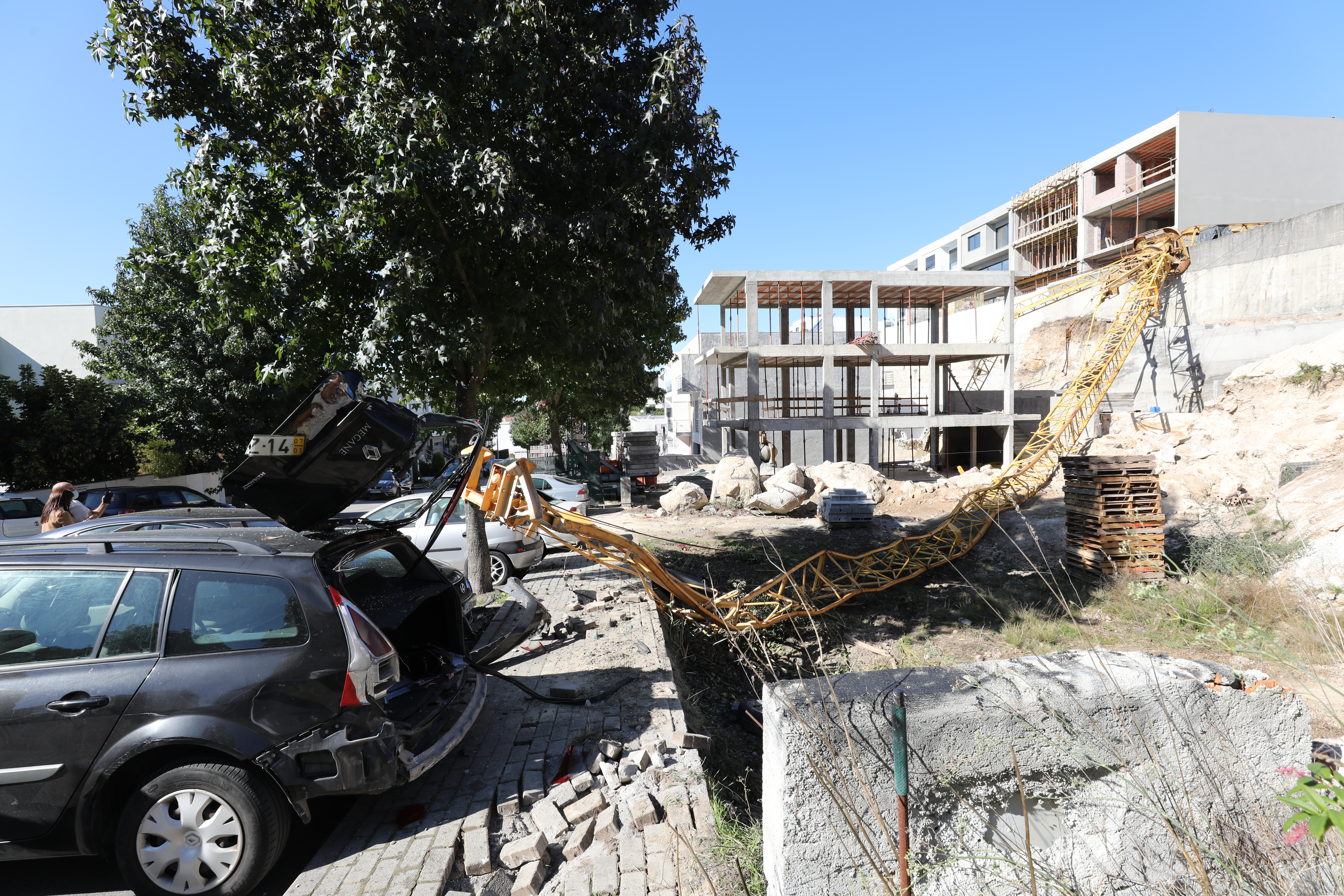 Grua cai em cima de uma casa em Braga