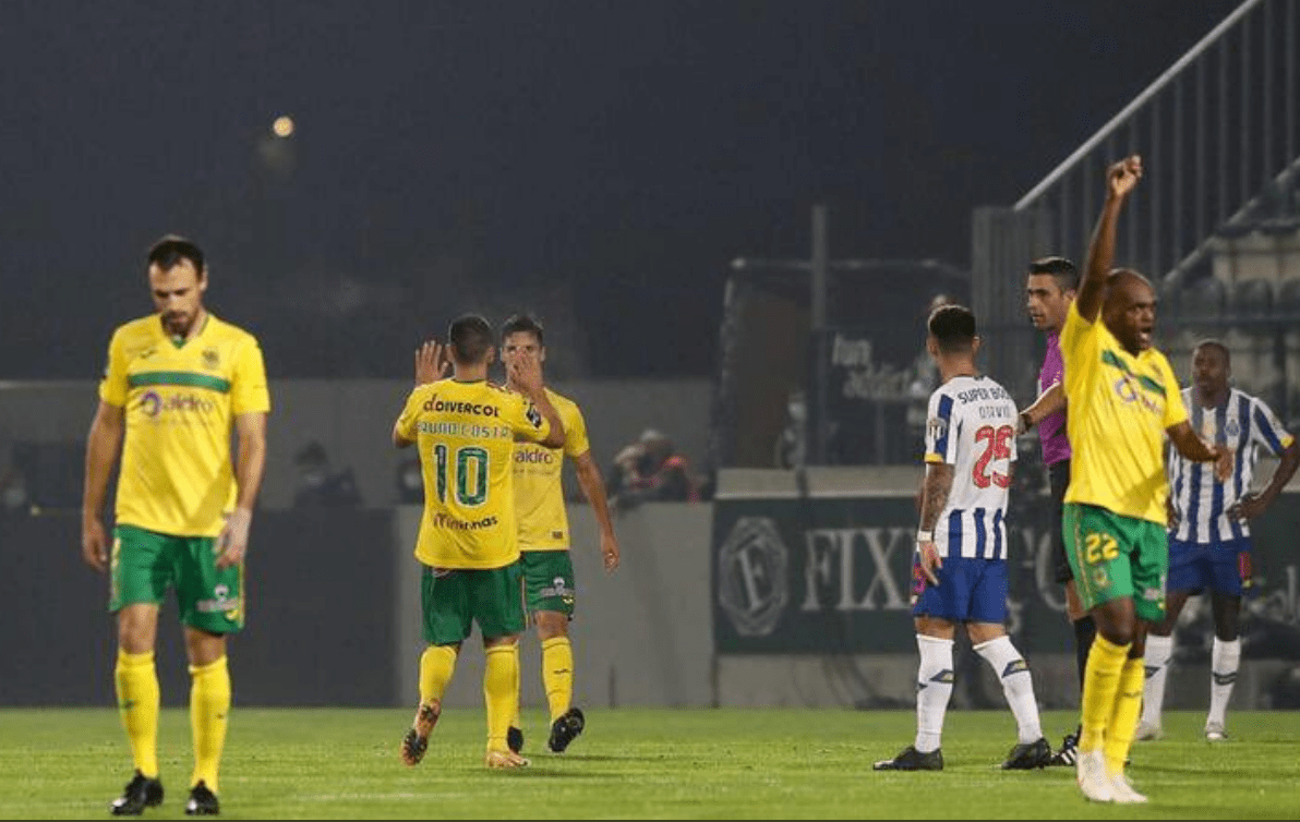 Paços de Ferreira bate FC Porto num jogo com muita polémica