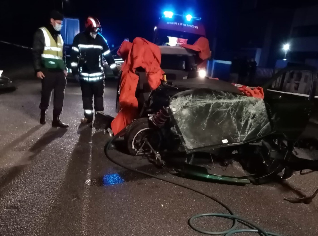 Despiste de carro contra camião faz um ferido grave em Barcelos