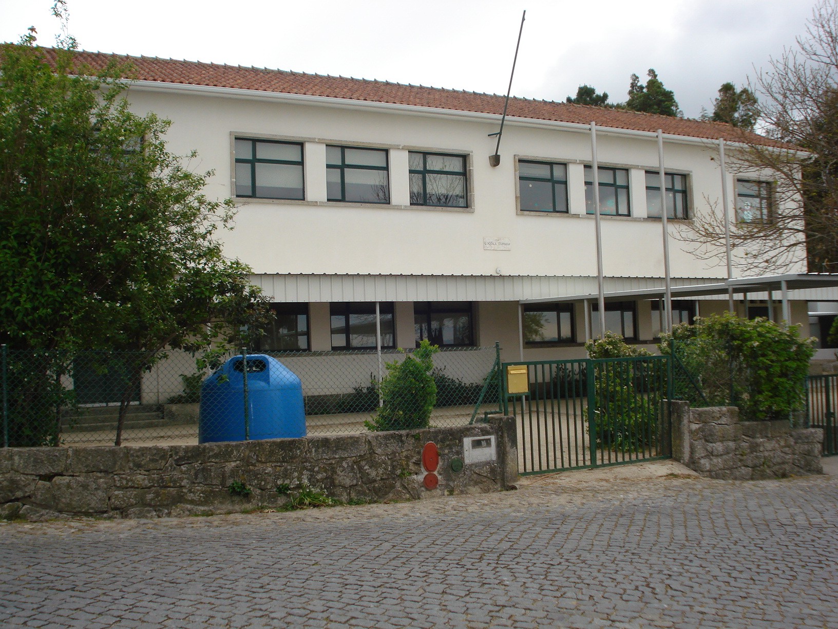 Crianças das escolas de Curvos mandadas para casa e aguardam por testes à covid-19