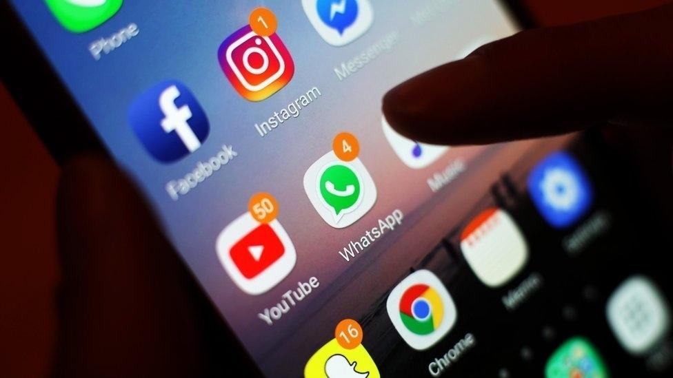 Sabe quanto tempo em média passamos nas redes sociais?