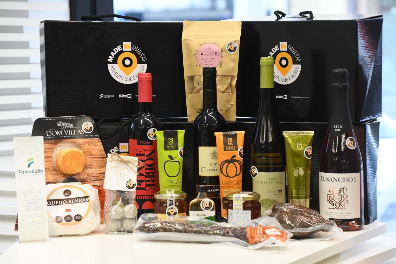 Quatro cabazes com produtos locais sugeridos para prendas de natal
