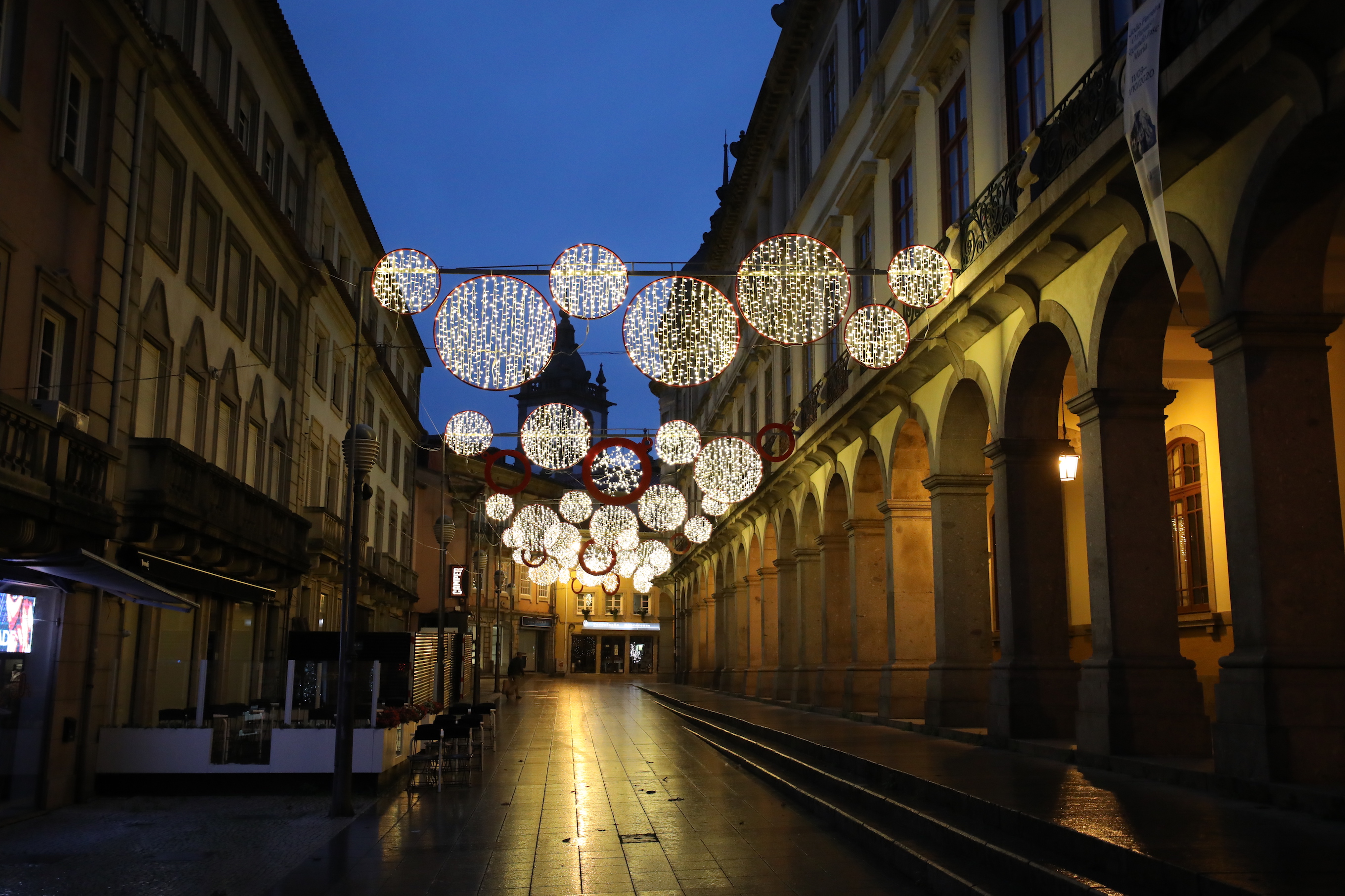 Luz nas ruas para dar alento à população e animar comércio e serviços num Natal que ficará na história