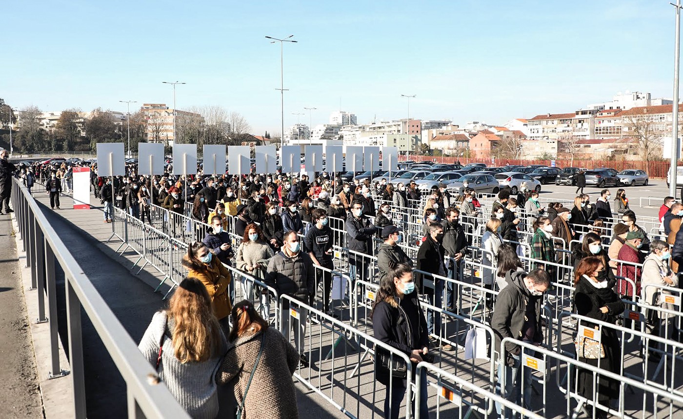 Centenas de pessoas fazem fila para votar no Fórum Braga