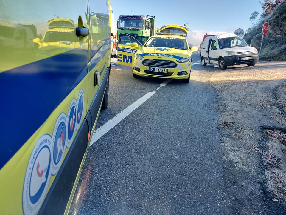 Colisão entre camião e carrinha na EN103 faz um «ferido grave»