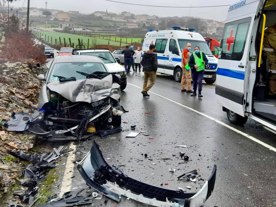 Três feridos em colisão frontal em Famalicão