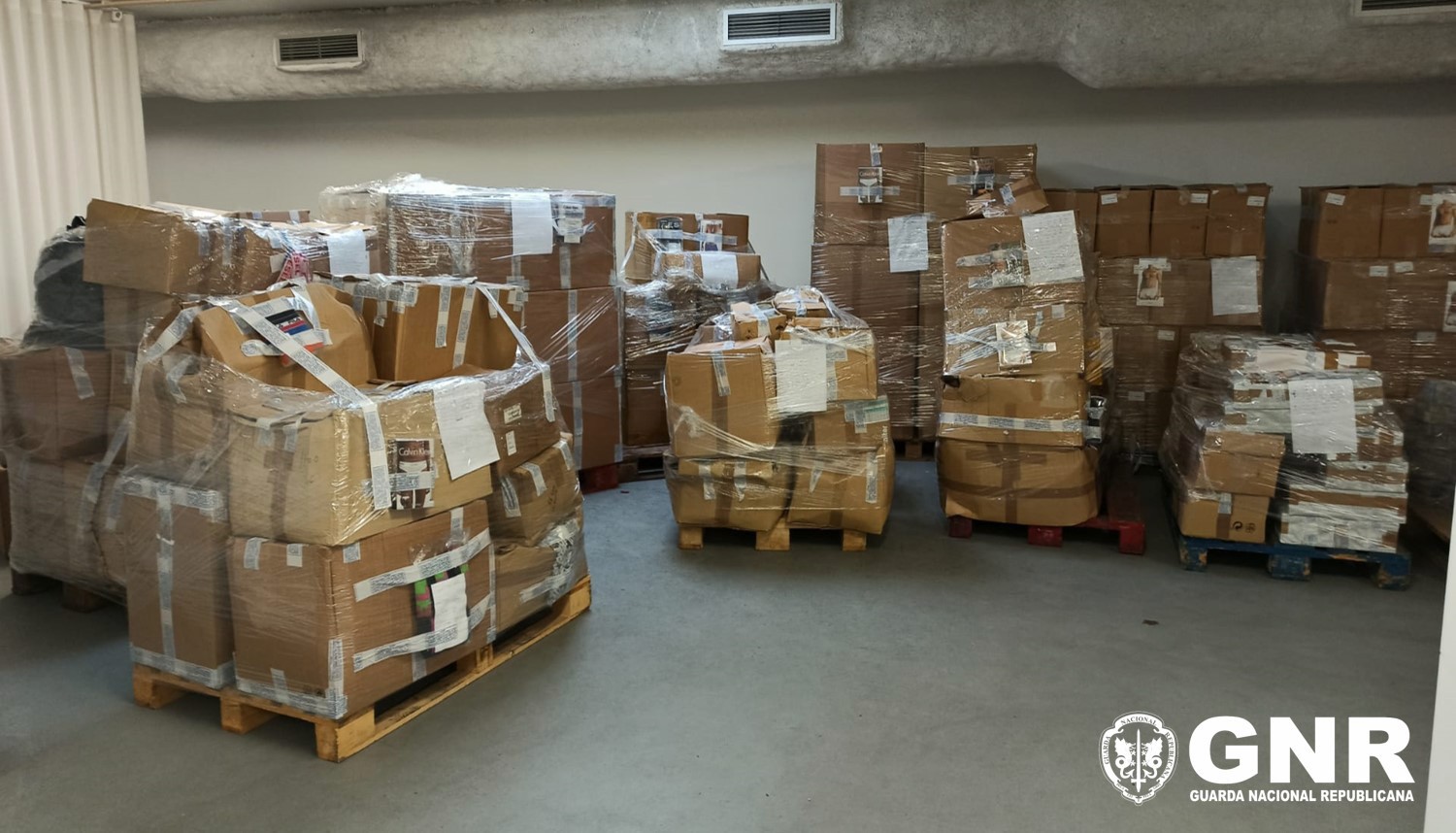 ▶️ GNR apreende no concelho de Fafe cerca de oito mil peças de vestuário contrafeito