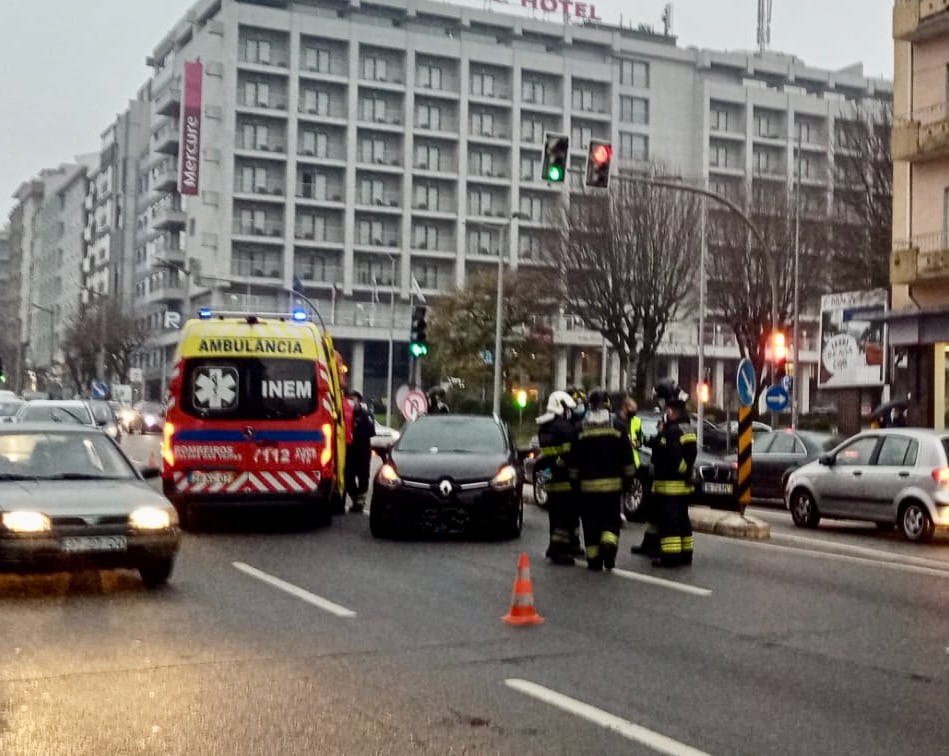 Colisão entre dois carros faz uma vítima encarcerada na avenida da Liberdade