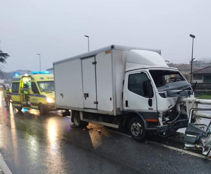 Vítima encarcerada em Viana após despiste contra separador de viaduto