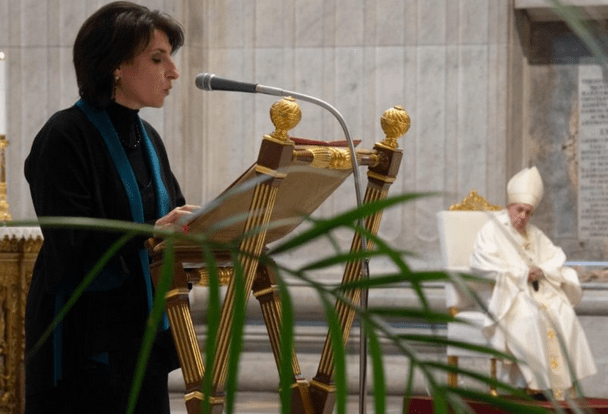 Papa estabelece que mulheres podem dar comunhão, ajudar no altar e ler a Palavra de Deus