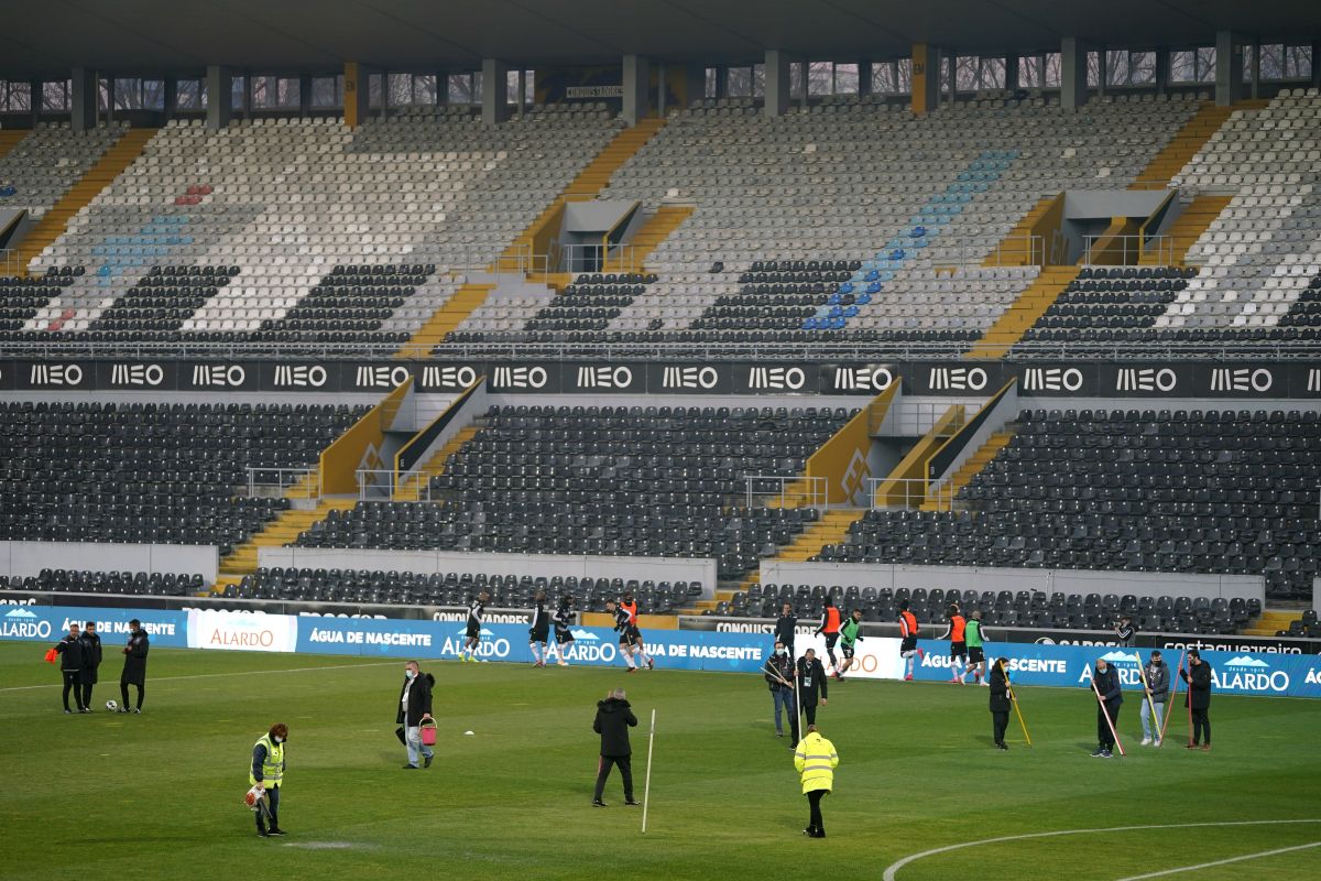 Gelo no relvado obriga ao adiamento do Vitória SC-Farense para amanhã