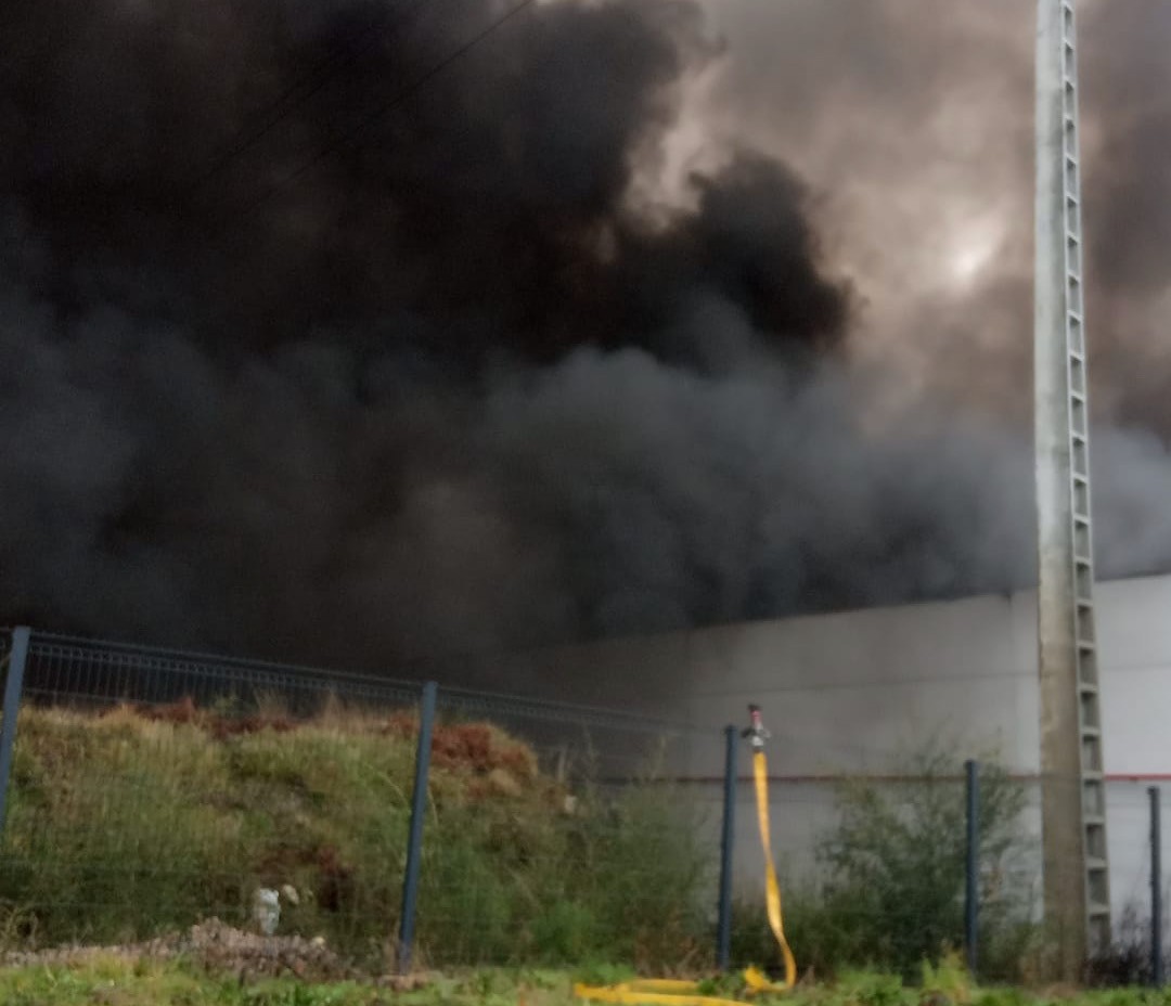 Comandante diz que “o pior já passou” no incêndio industrial de Paredes de Coura