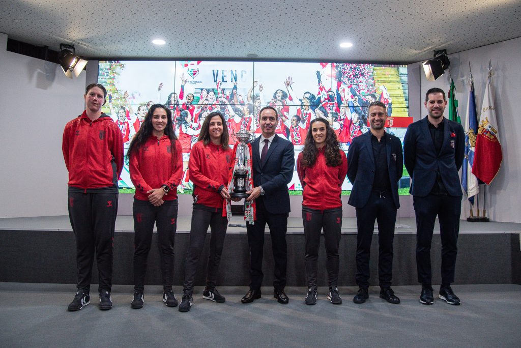 Equipa feminina do SC Braga entregou Taça de Portugal ao museu do clube