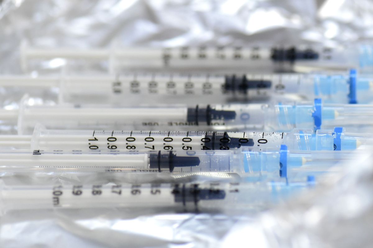 Farmacêuticos começam a ser vacinados na segunda-feira