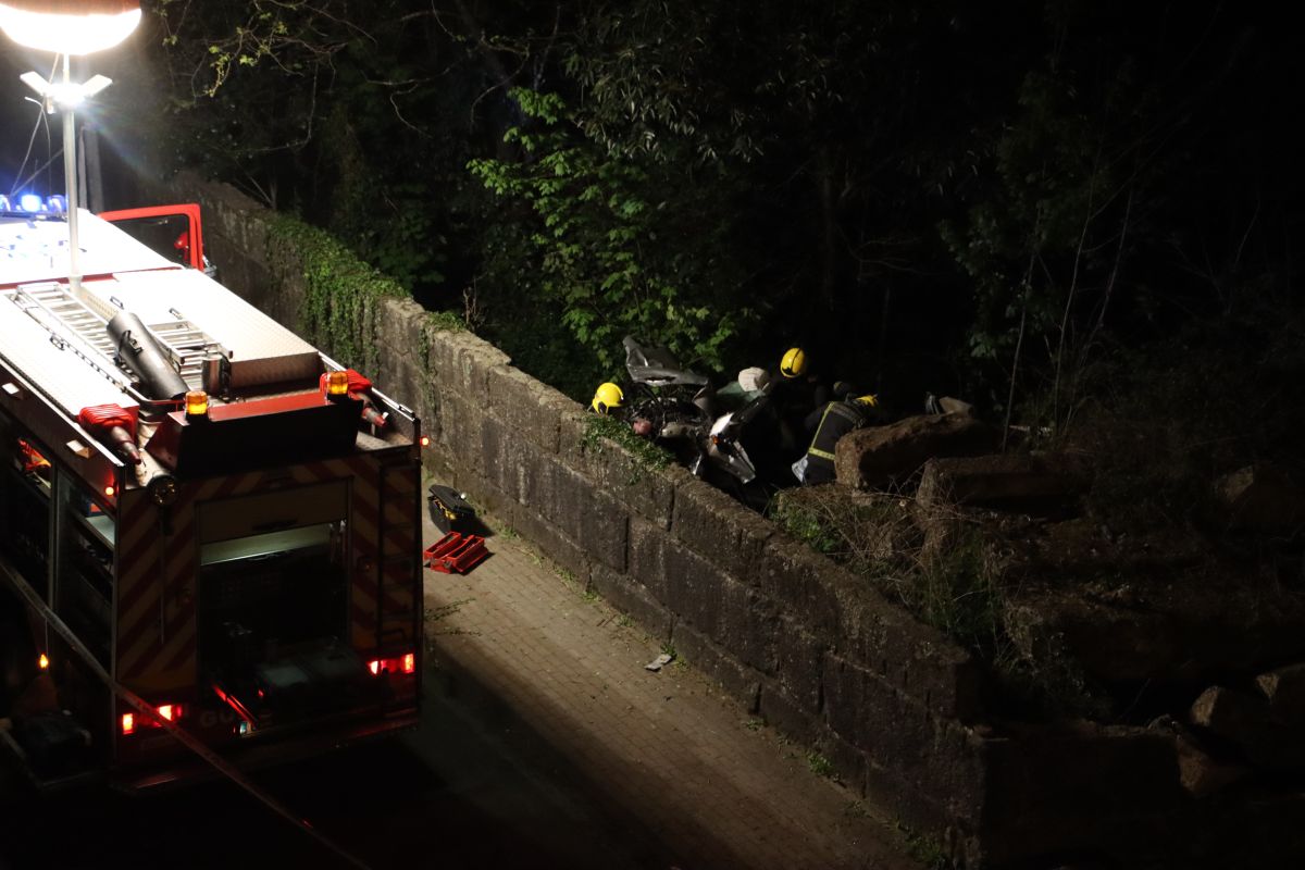 Violento despiste de carro contra muro faz um morto em Guimarães