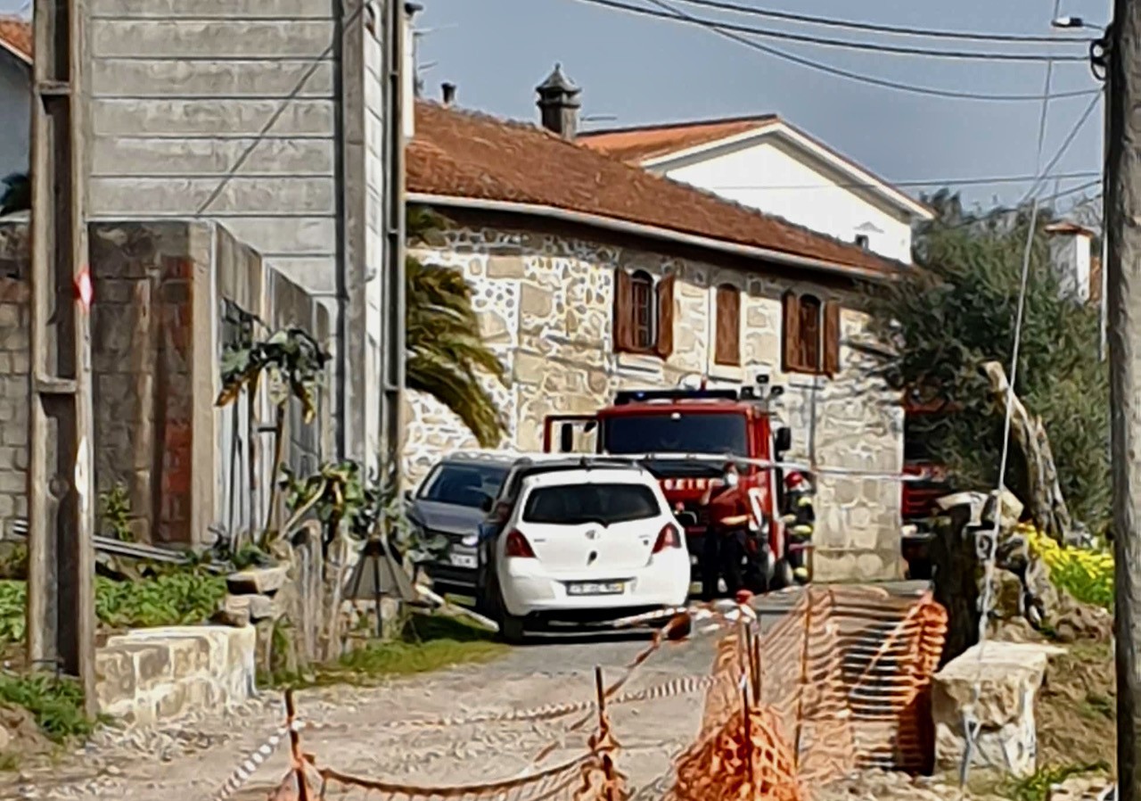 Incêndio causa danos numa habitação em Palmeira de Faro