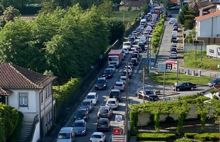 Acidentes em Braga, Prado e Barcelos complicam trânsito
