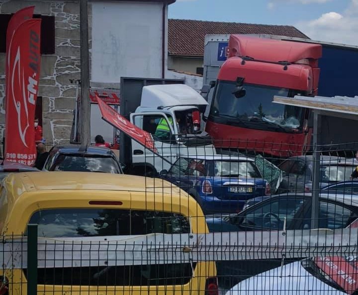 Vila Verde: Acidente atira camiões para dentro de stand de automóveis