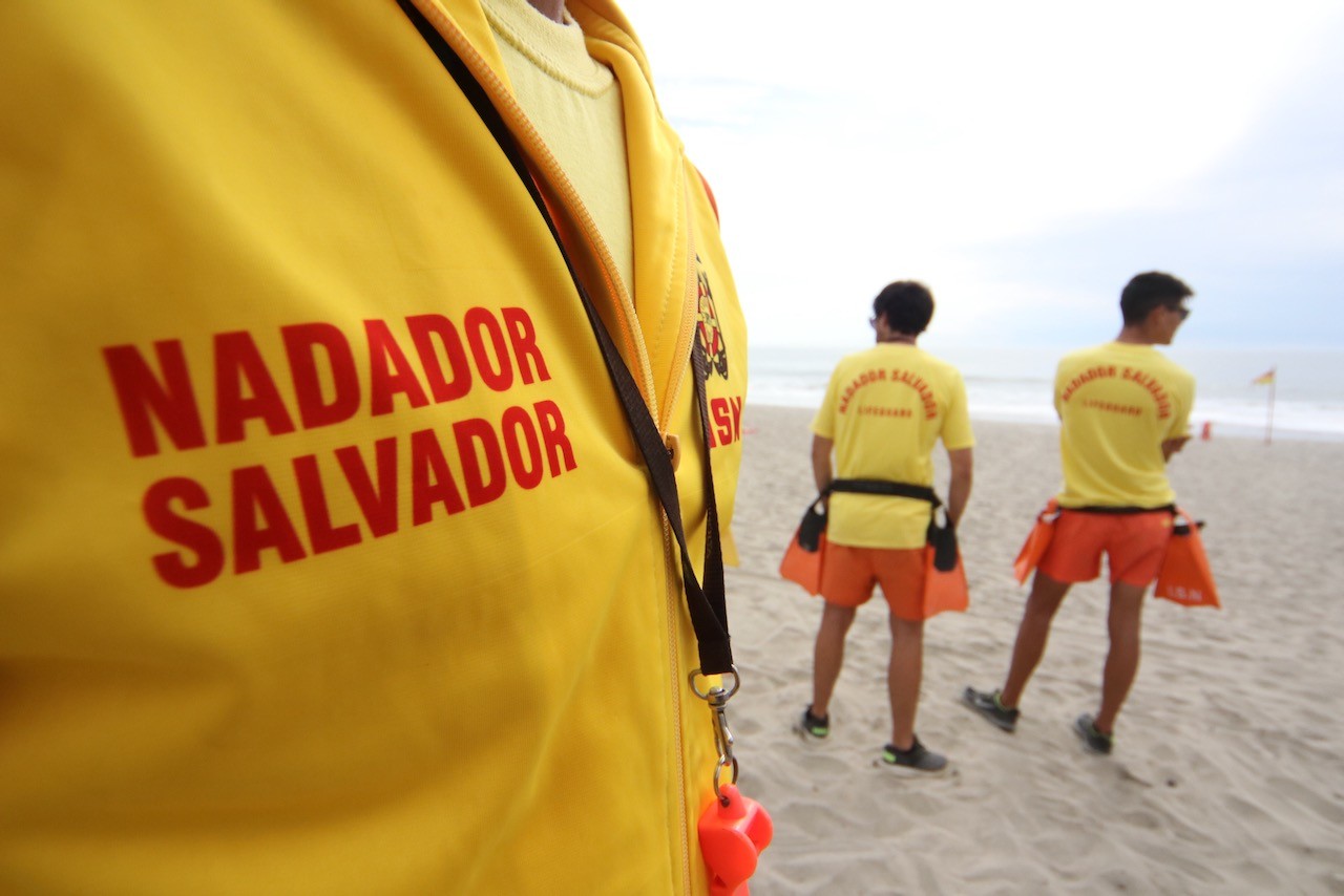 Viana: Populares e nadadores salva-vidas resgatam com vida dois indivíduos do mar