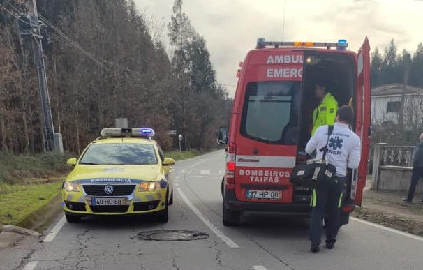 Guimarães: Colisão entre mota e carro faz um ferido grave